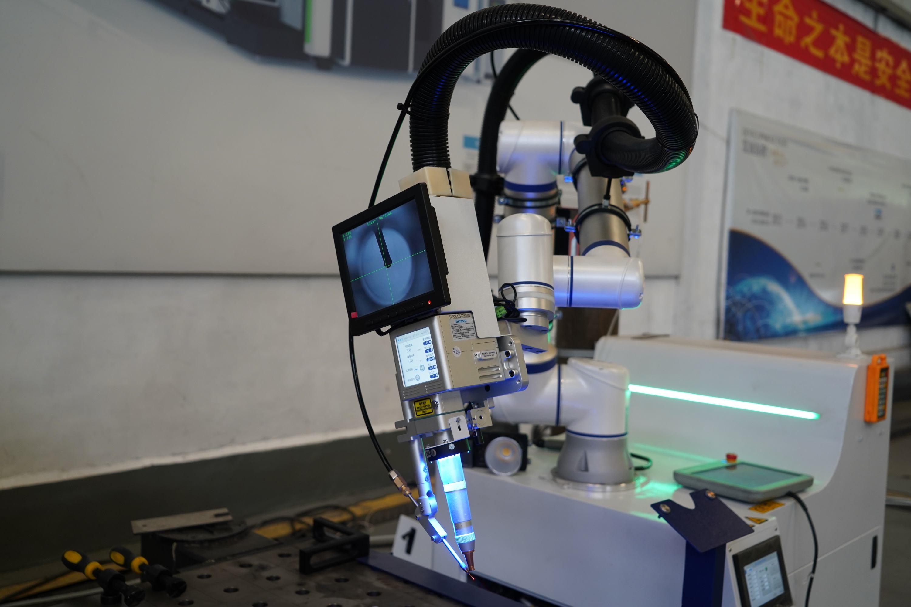 Cobot vs Industrial vs Rail-Mounted Robot Welding